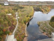 Der Blick Vom Damm der Talsperre in den kleineren Teil der Rappbodetalsperre mit Hängebrücke.