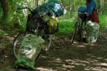 Säckeweise 20 Jahre alte Wuchshüllen aus dem NSG-Wald geholt.