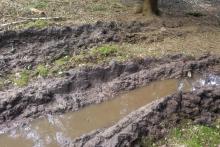 In der Fahrspur steht das Wasser