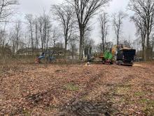 Kahlschlag im Zimmermannschen Wäldchen in Münster Kinderhaus im Dezember 2021, hier: Fällgerät